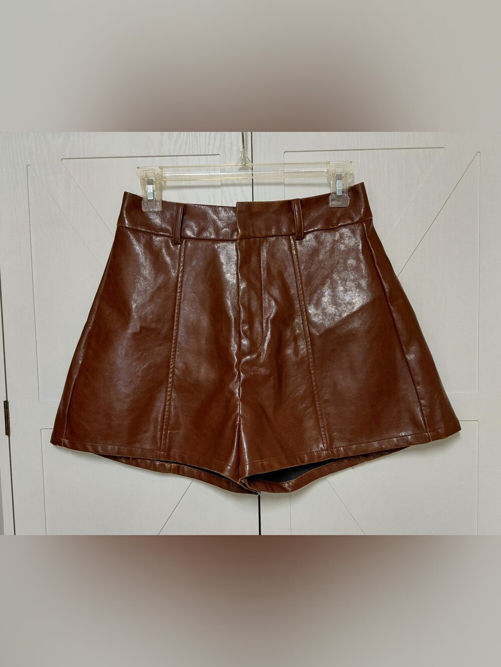 *Micas Chestnut Brown Faux Leather High-Waist Semi-Gloss Shorts Womens Size (6)